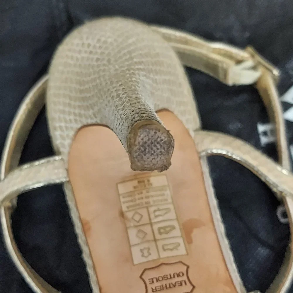 WHITE HOUSE BLACK MARKET TEXTURED LEATHER HIGH HEEL SANDALS (8.5)